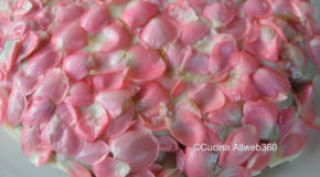 Torta con petali di rosa
