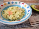 insalata di pasta con salmone e avocado
