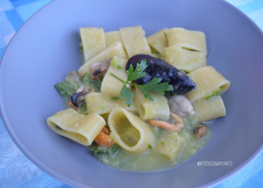 Calamarata cozze e zucchine, ricetta veloce di pasta cozze e zucchine