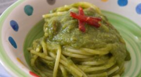 Spaghetti con crema di fagiolini e salame