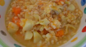 Zuppa con orzo, patate, zucca e cavolfiore