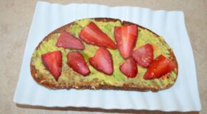 Toast con avocado e fragole