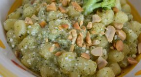 Gnocchi con broccoli, ricotta e arachidi