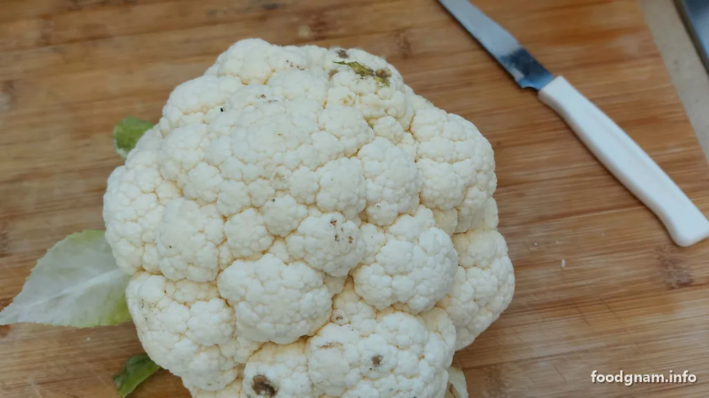 cavolfiore intero sul tagliere