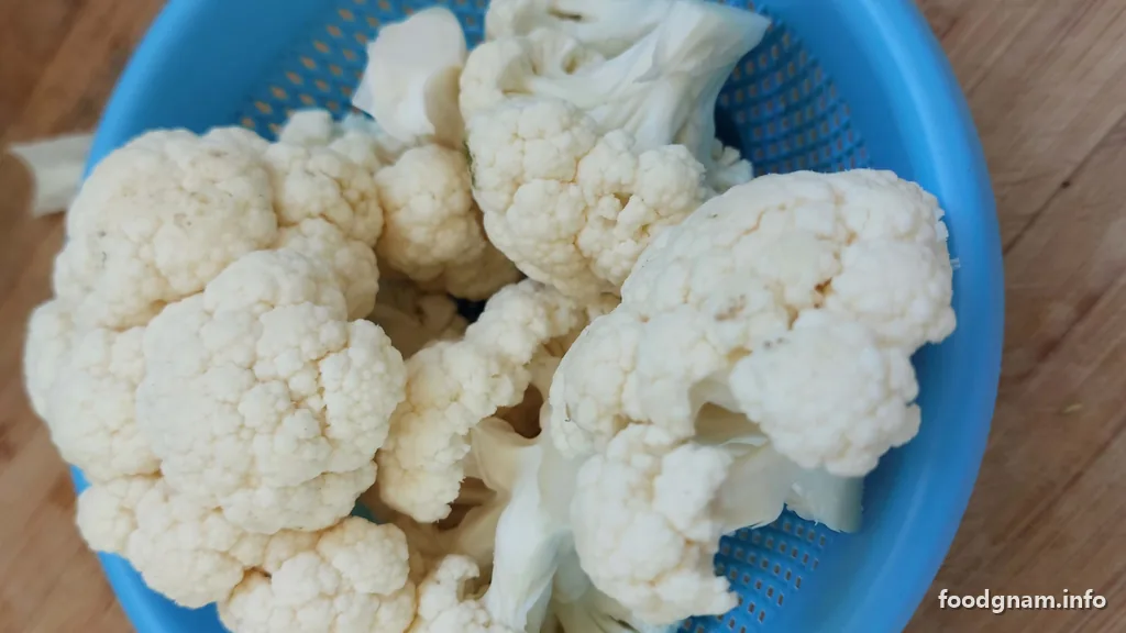 cimette di cavolfiore pulite nello scolapasta