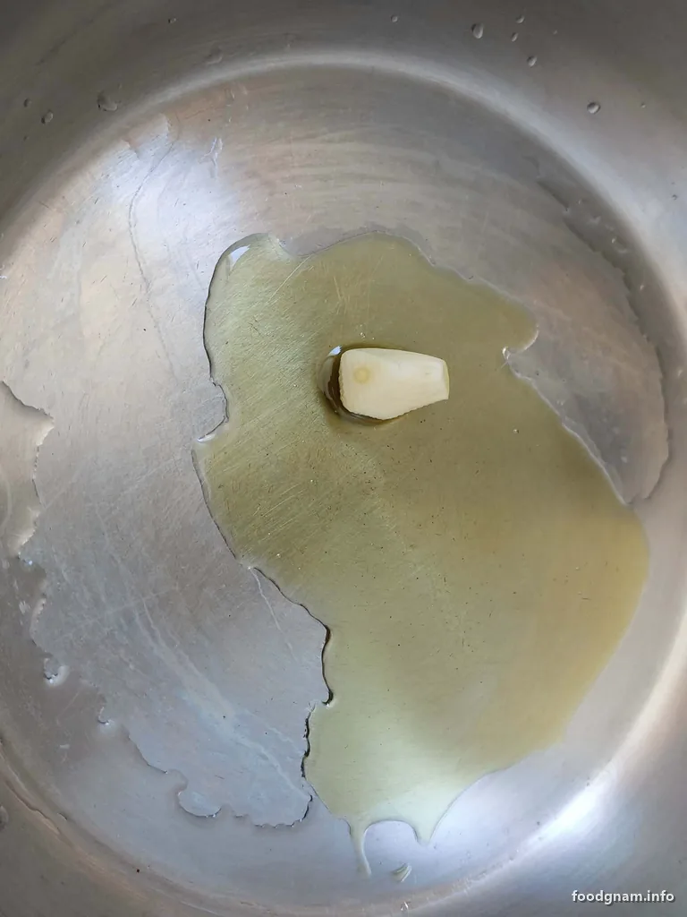 olio extravergine e spicchio di aglio nella pentola