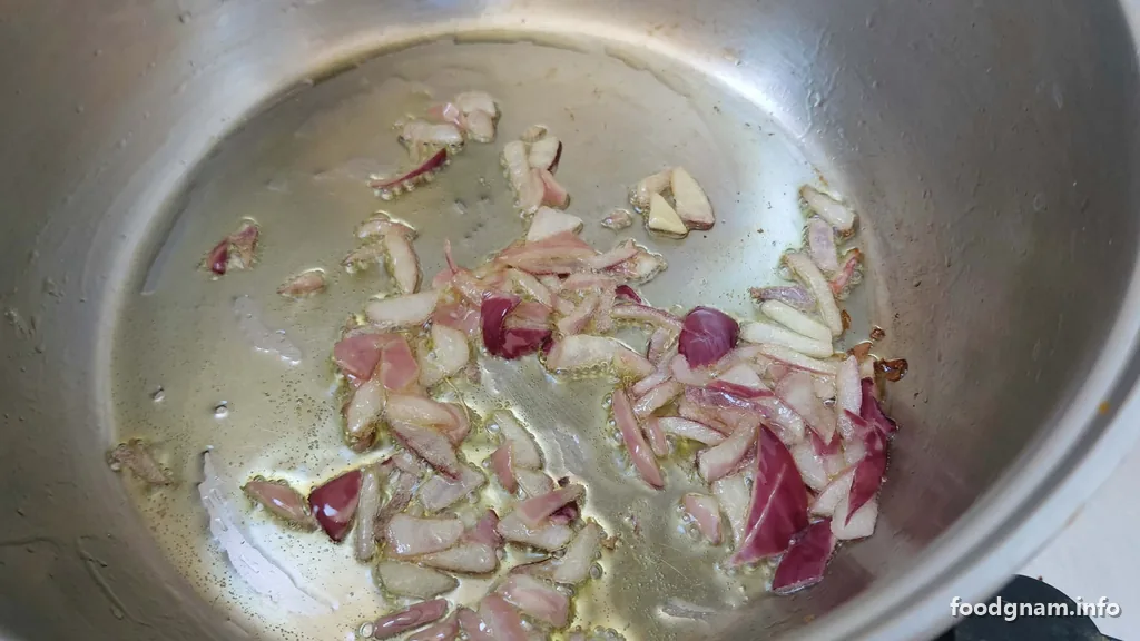 soffritto di cipolla e aglio per la pasta e cavolfiore