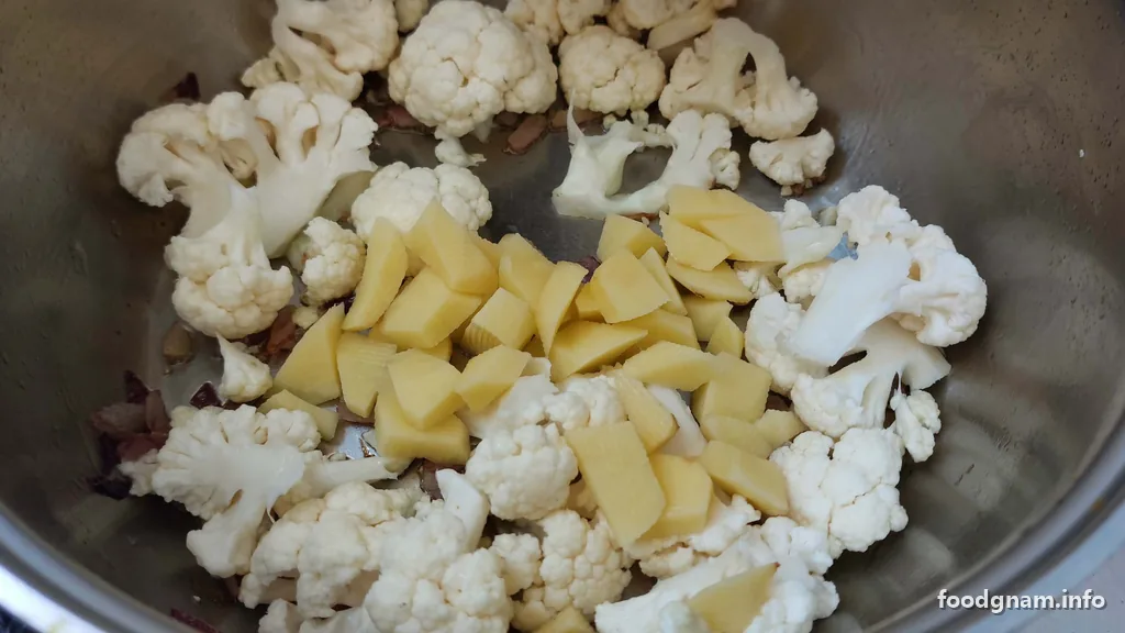 cimette di cavolfiore e patate a tocchetti nella pentola