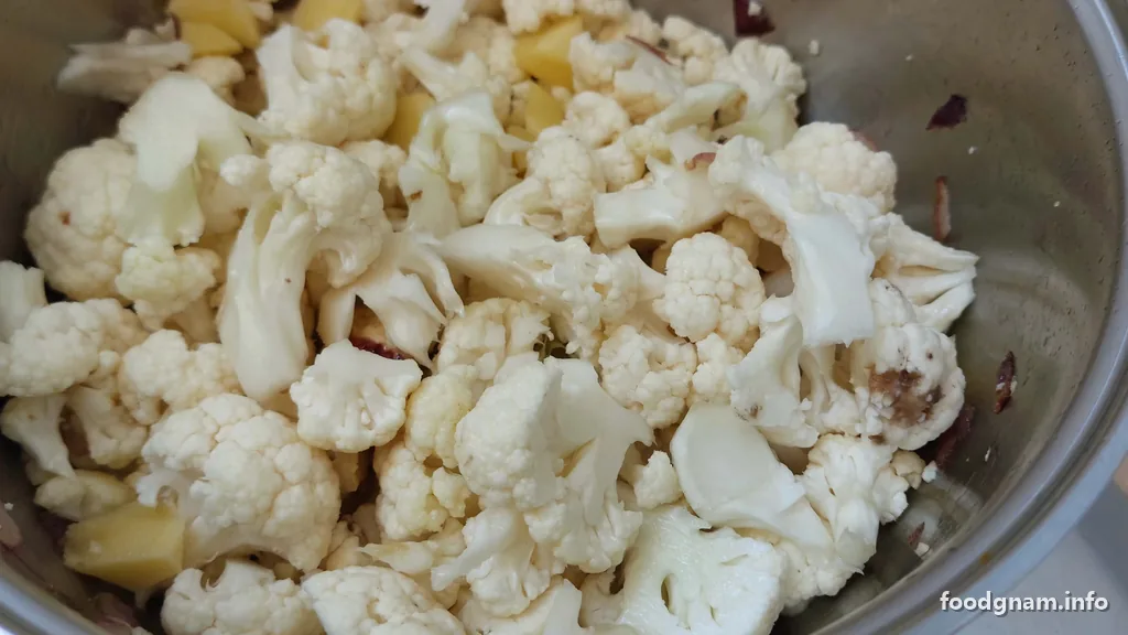 cavolfiore e patate coperti di acqua calda