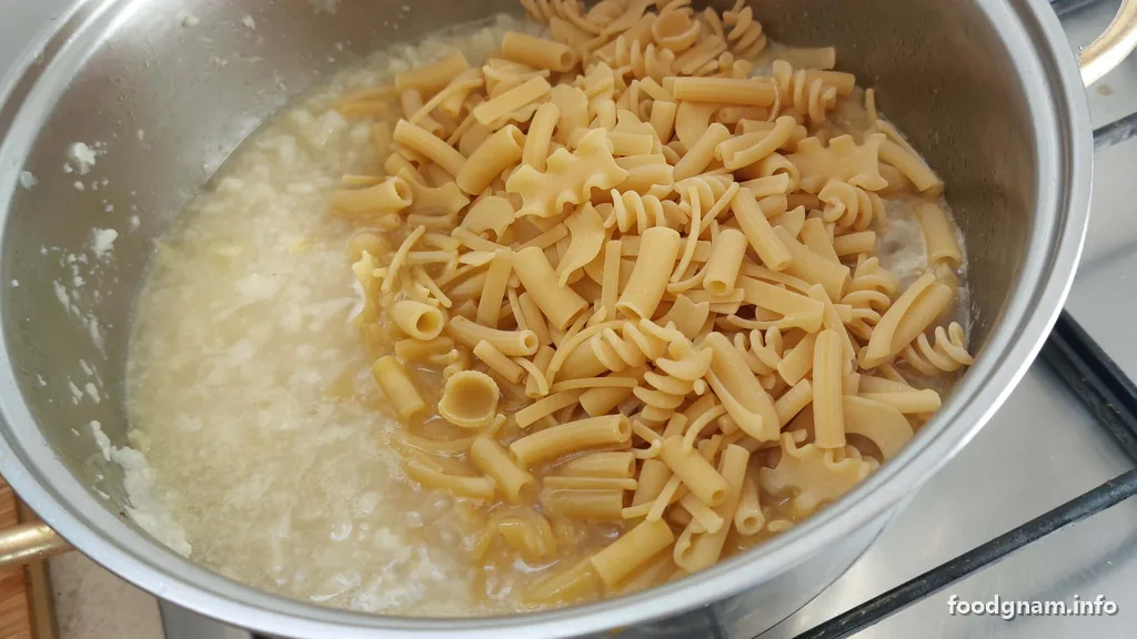 pasta mista aggiunta al cavolfiore in pentola