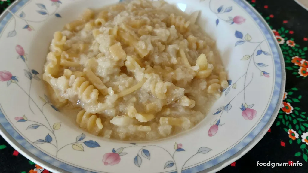 pasta e cavolfiore servita nel piatto