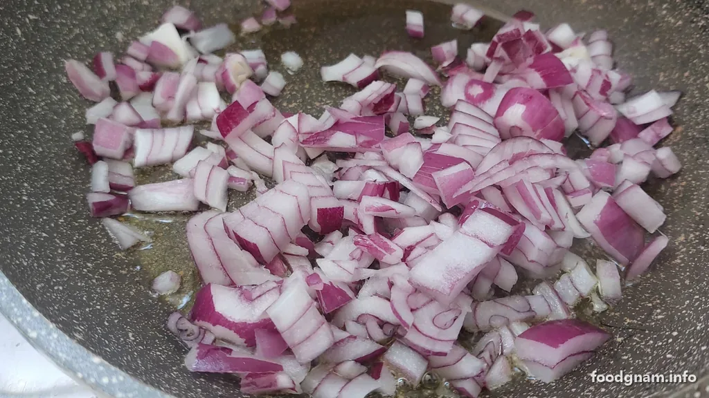 cipolla rossa in padella con olio