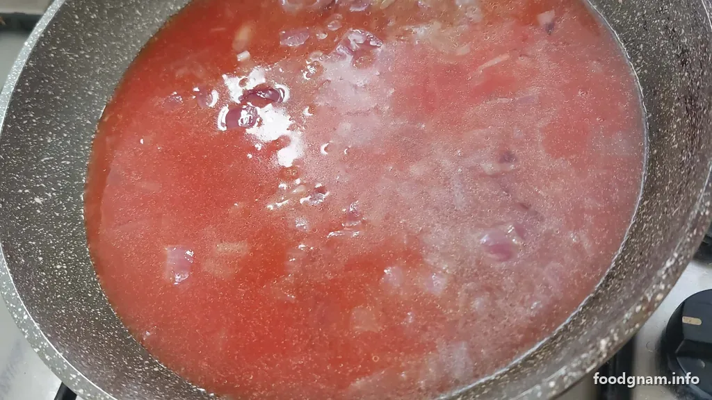 passata di pomodoro aggiunta al soffritto
