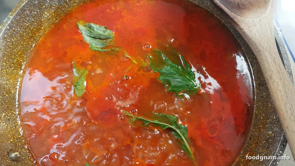sugo di pomodoro con basilico che sobbolle