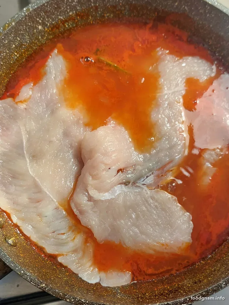 fettine di tacchino adagiate nel sugo di pomodoro