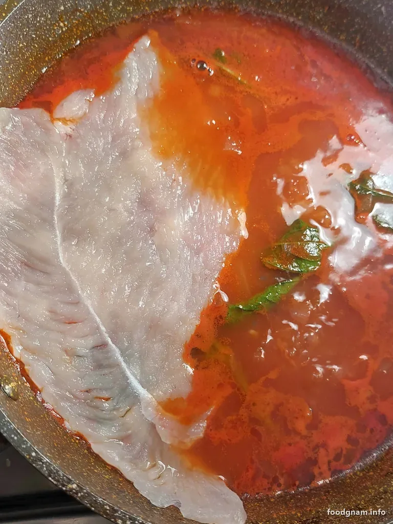 fettina di tacchino che cuoce nel sugo di pomodoro