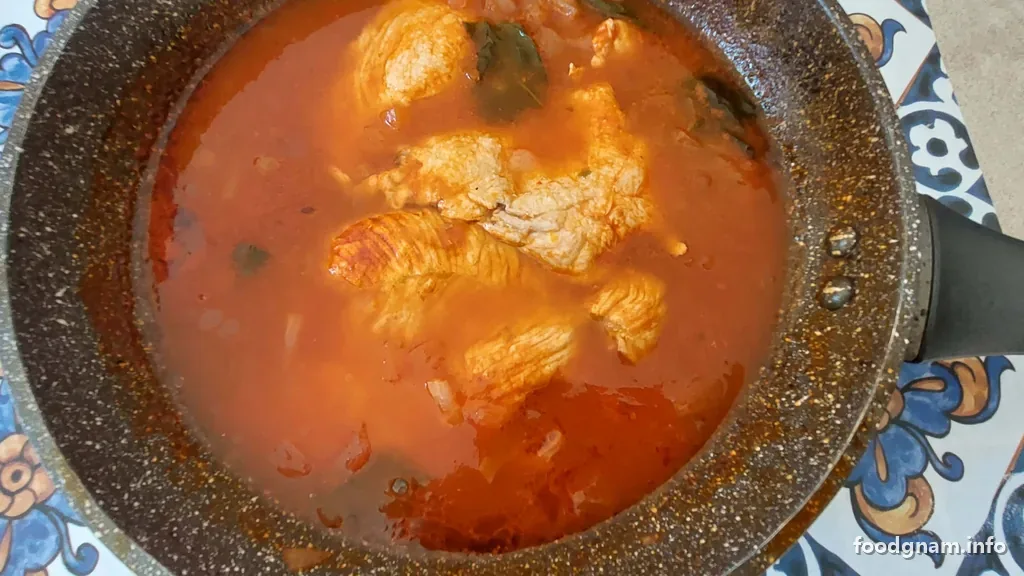 tacchino al sugo di pomodoro pronto in padella