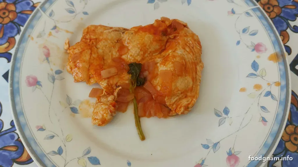 tacchino al sugo di pomodoro servito nel piatto