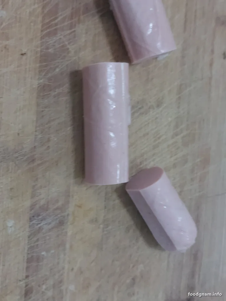 wurstel tagliati in tre pezzi sul tagliere