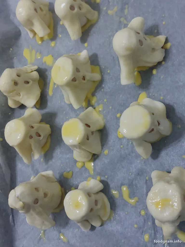 fantasmini di pasta sfoglia in teglia pronti per il forno