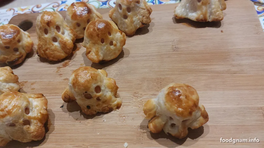 fantasmini di pasta sfoglia cotti e dorati