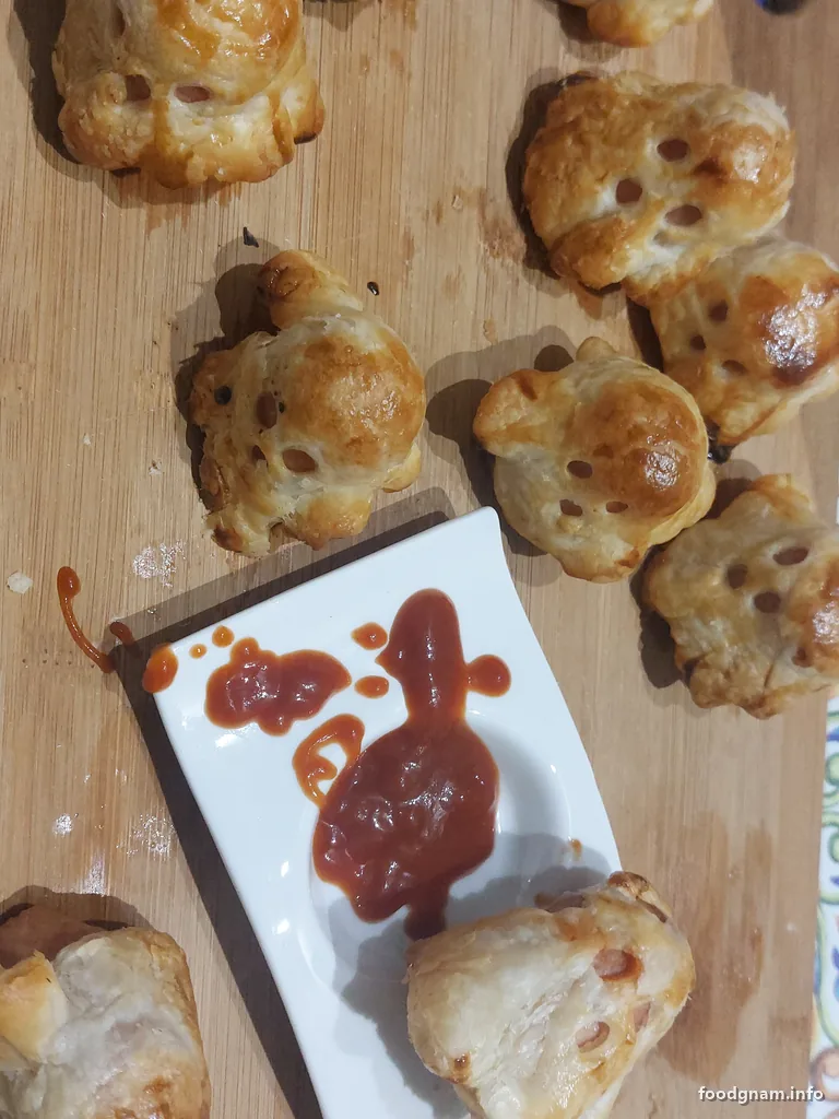 fantasmini di pasta sfoglia serviti con il ketchup