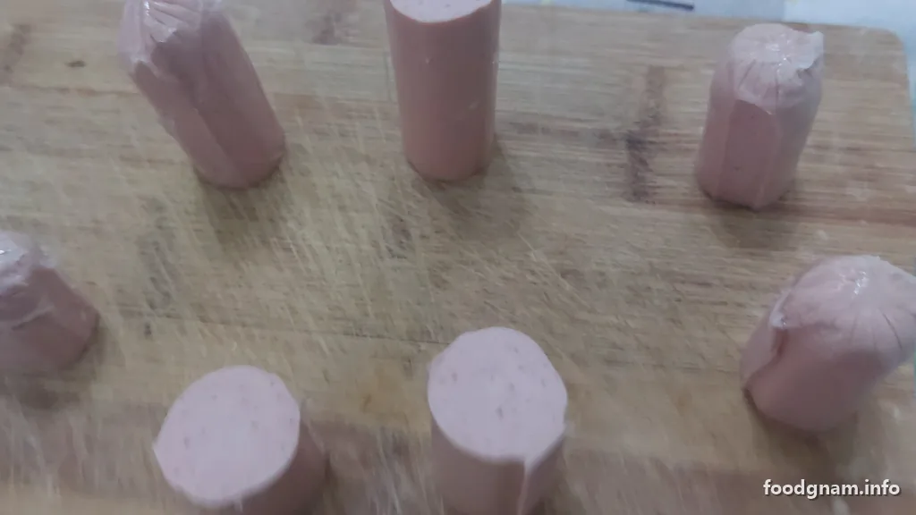 tocchetti di wurstel in piedi sul tagliere