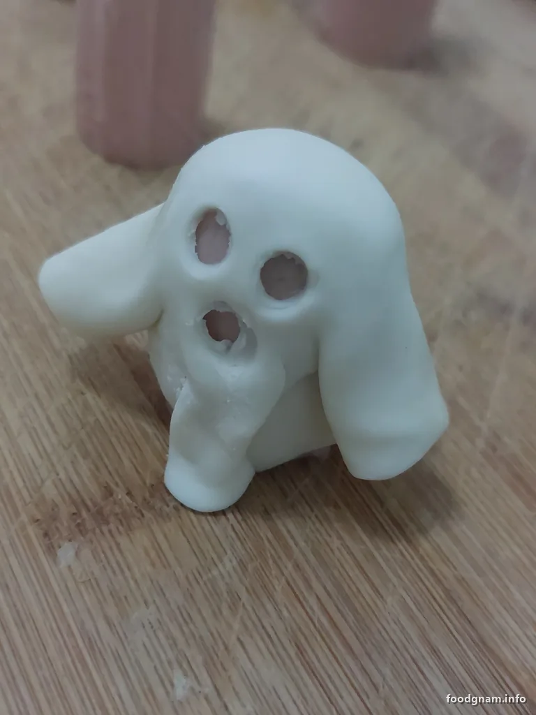 fantasmino di pasta sfoglia con occhi e bocca