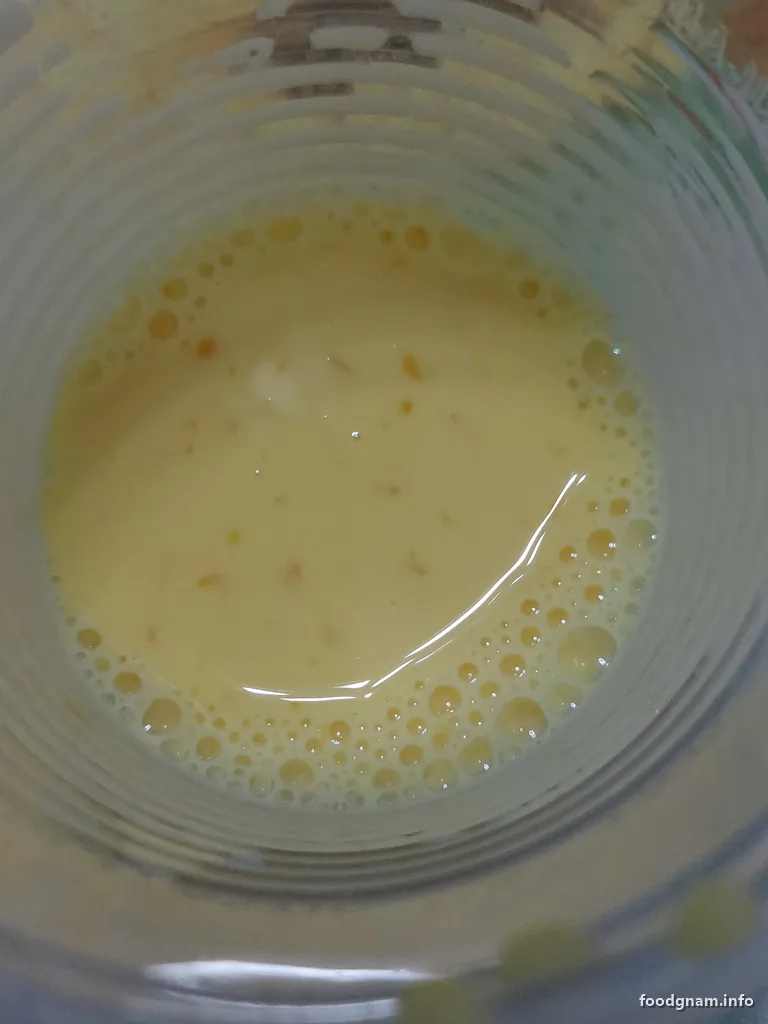uovo sbattuto nella ciotola