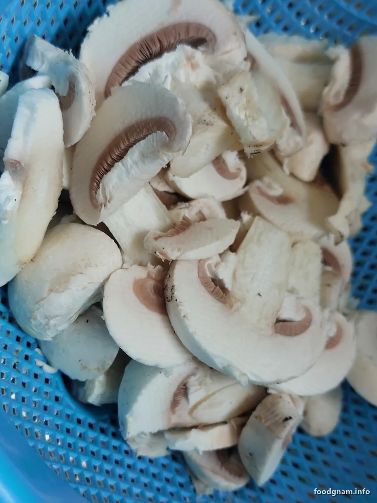 funghi champignon affettati nello scolapasta