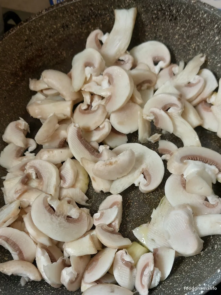 funghi champignon affettati in padella