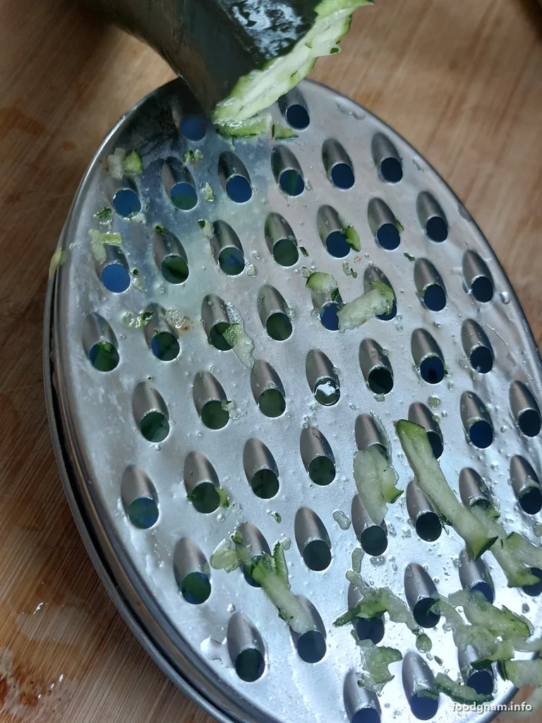 zucchina grattugiata con la grattugia a fori larghi