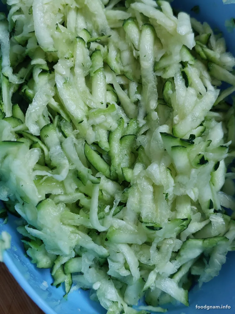 zucchine grattugiate nella ciotola