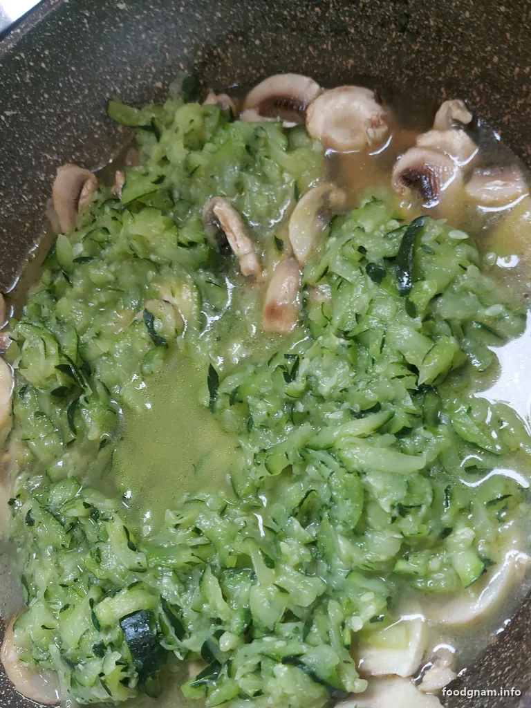 funghi uniti alle zucchine in padella