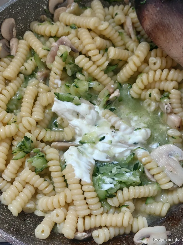 eliche in padella con zucchine, funghi e crema di latte