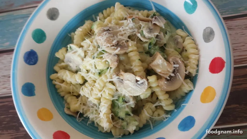 Pasta zucchine, funghi e crema di latte