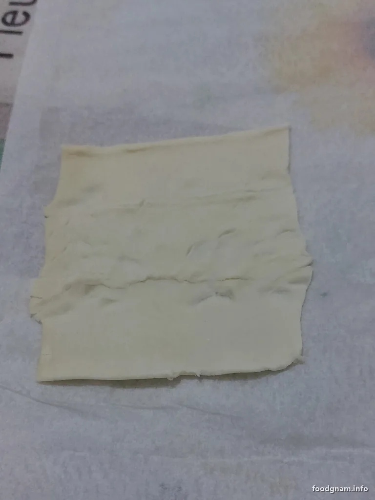 quadrato di pasta sfoglia sulla carta forno