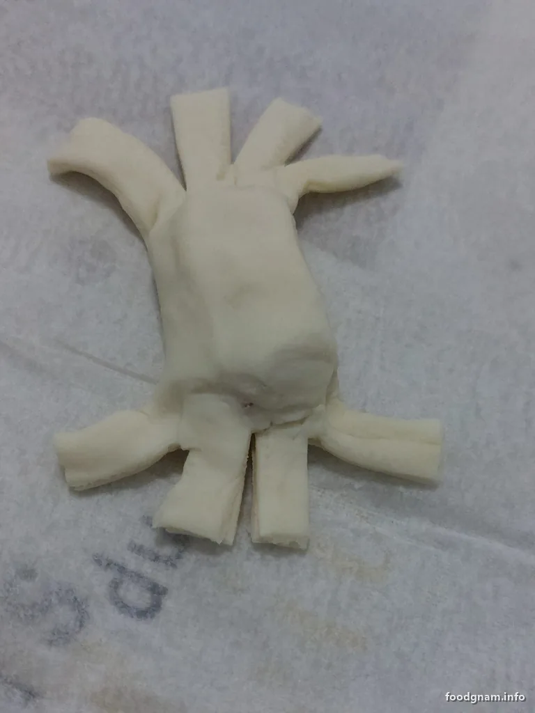 estremità della pasta sfoglia tagliate a strisce per le zampe del ragno