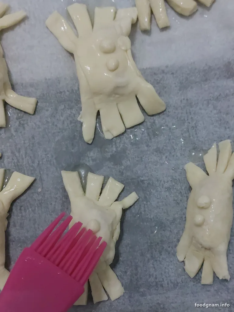 ragnetti di pasta sfoglia spennellati con l’uovo