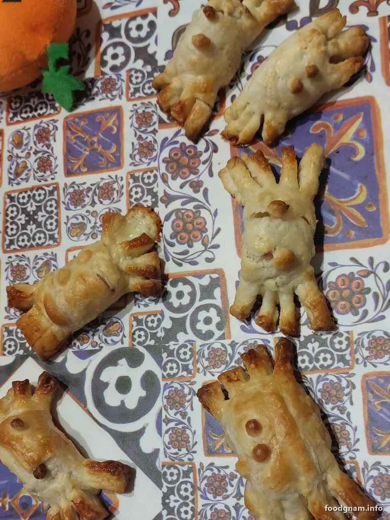ragnetti di pasta sfoglia cotti sulla tovaglia di Halloween
