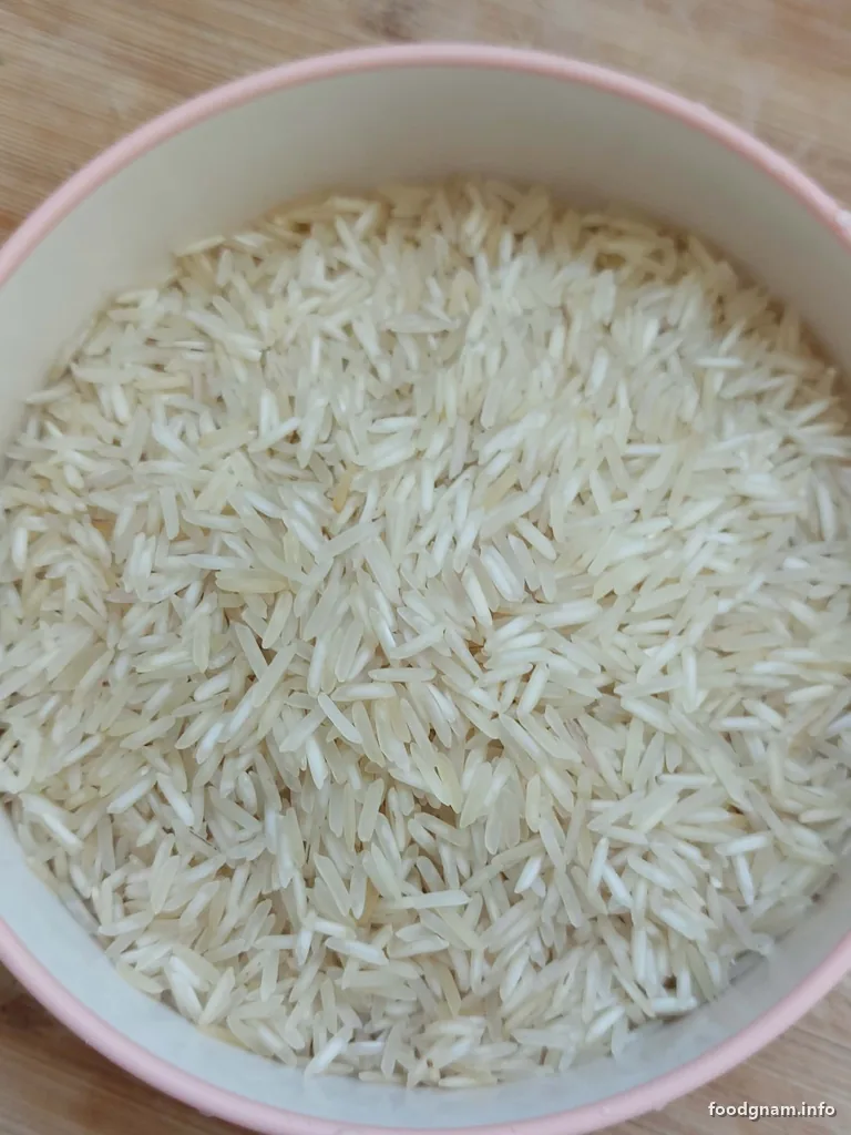 riso basmati crudo nella ciotola