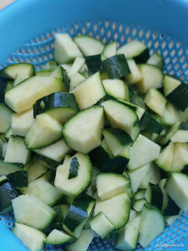 zucchine tagliate a dadini nello scolapasta