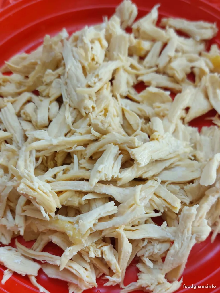 petto di pollo sfilacciato nel piatto