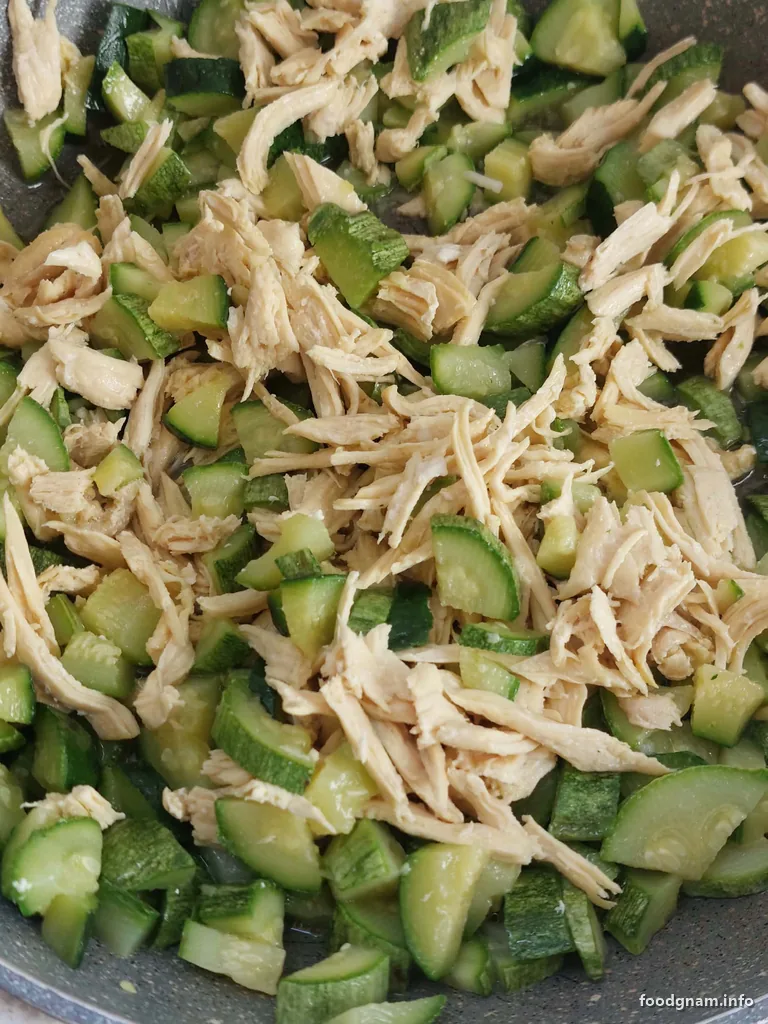 pollo sfilacciato unito alle zucchine in padella