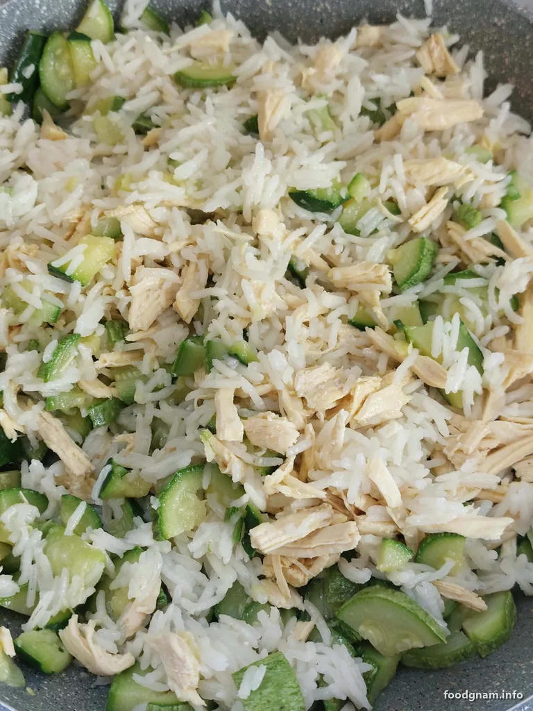 riso basmati saltato in padella con zucchine e pollo