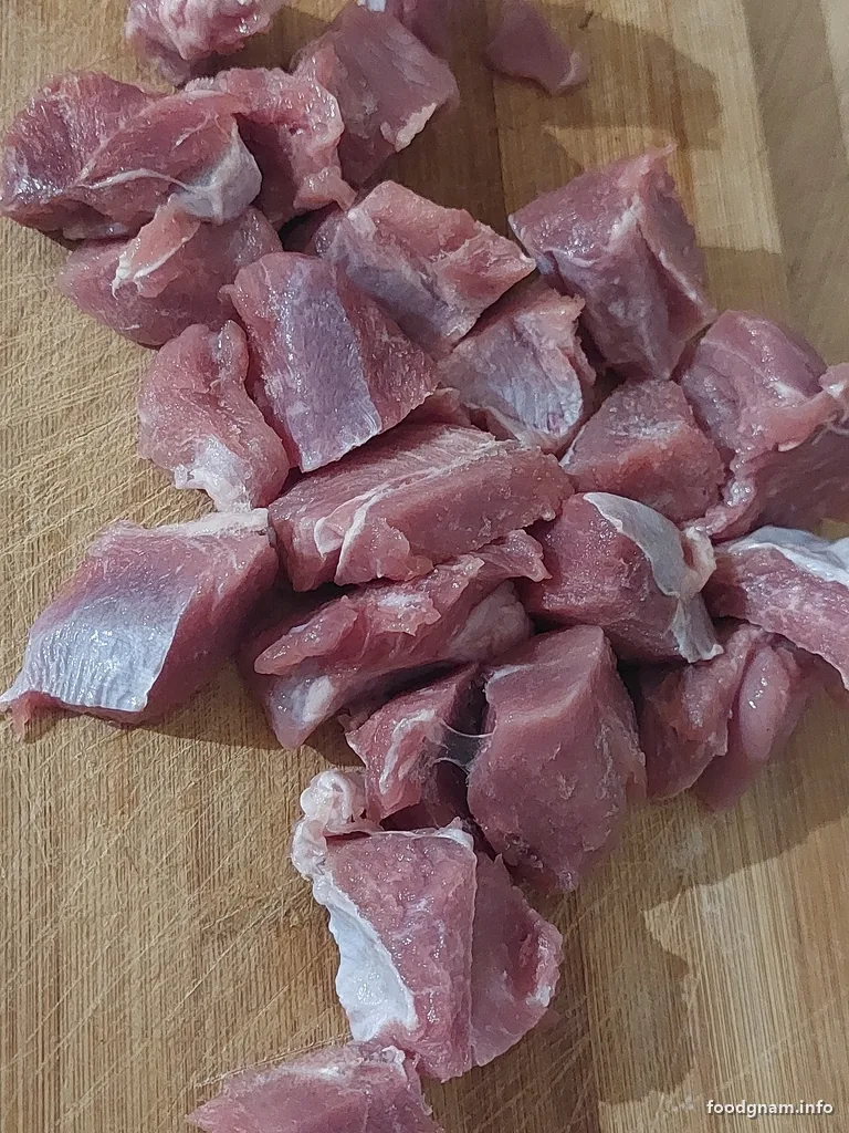 tacchino tagliato a bocconcini sul tagliere