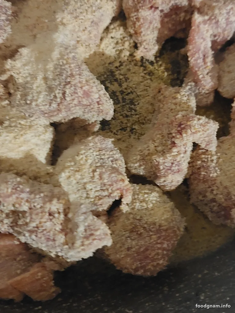 bocconcini di tacchino impanati che rosolano in padella